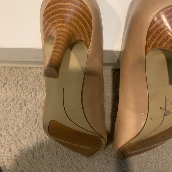 Nine West Nude/Tan Classic Pumps in Great Condition! - Picture 3 of 11